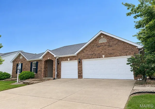 Photo 2 of Single family home for sale at 4047 Sequoia Dr, Edwardsville, IL 62025 | MLS# MIS26055269 | Listing updated on 2026-09-10