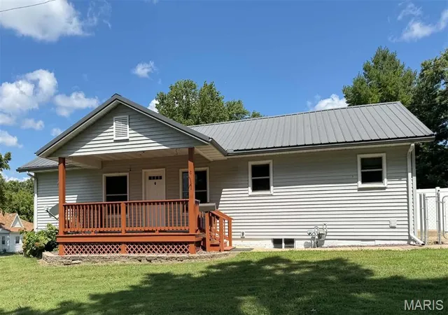 Photo 1 of Sale Pending at 330 S 2nd St, Vandalia, IL 62471 | MLS# MIS26055434 | Listing updated on 2026-09-11
