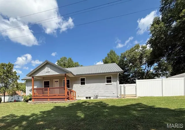 Photo 2 of Sale Pending at 330 S 2nd St, Vandalia, IL 62471 | MLS# MIS26055434 | Listing updated on 2026-09-11