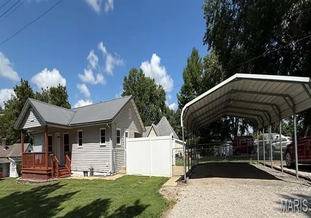 Photo 3 of Sale Pending at 330 S 2nd St, Vandalia, IL 62471 | MLS# MIS26055434 | Listing updated on 2026-09-11
