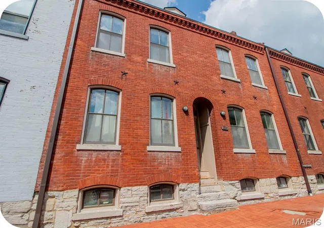 Multi family home for sale at 2009 S 11Th St, St Louis, MO 63104 | MLS# MIS26055499