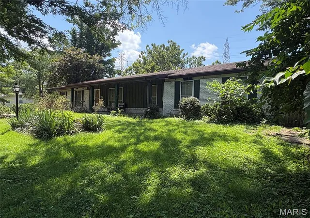 Photo 2 of Sale Pending at 12404 Merrick Dr, Unincorporated, MO 63146 | MLS# MIS26055696 | Listing updated on 2026-09-15