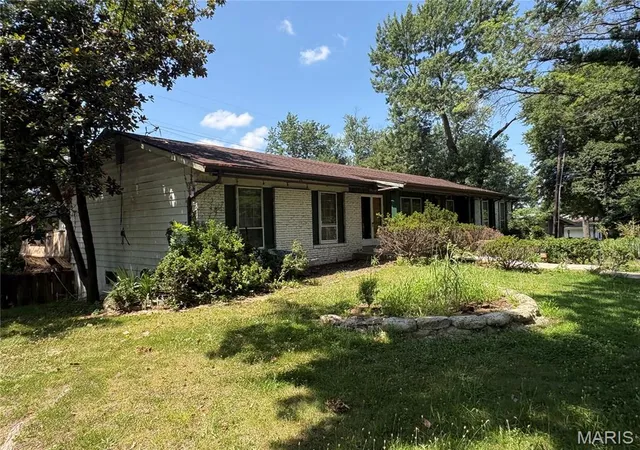 Photo 3 of Sale Pending at 12404 Merrick Dr, Unincorporated, MO 63146 | MLS# MIS26055696 | Listing updated on 2026-09-15