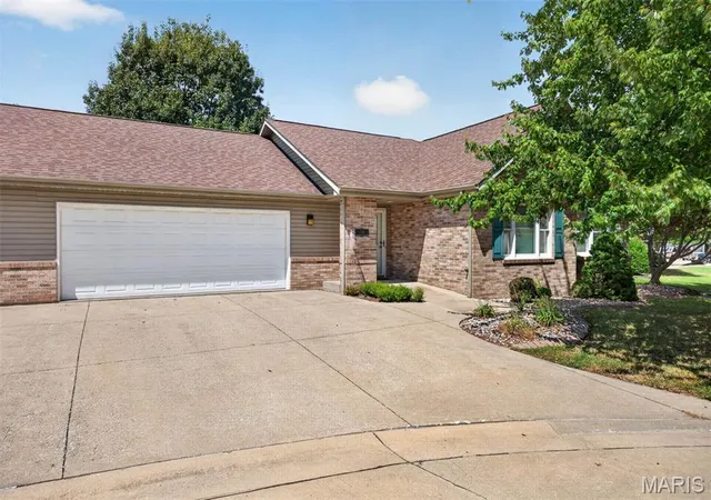 Single family home for sale at 36 Korte Dr, Highland, IL 62249 | MLS# MIS26055697