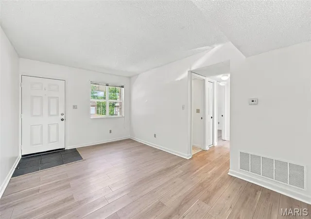 Listing Photo 4 - Condo for sale in building located at 9081 W Swan Cir, Saint Louis, MO 63144