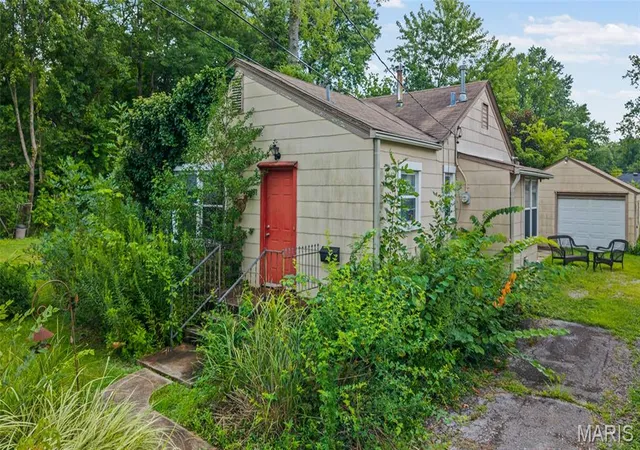 Photo 2 of Single family home for sale at 158 Central Ave, Webster Groves, MO 63119 | MLS# MIS26055752 | Listing updated on 2026-10-21