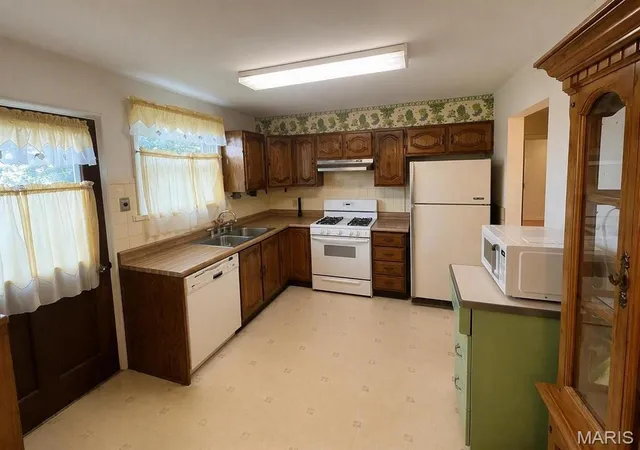 Photo 2 of Sale Pending at 232 Newton Pl, Ballwin, MO 63021 | MLS# MIS26055753 | Listing updated on 2026-09-11