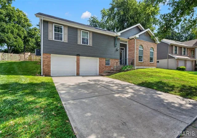 Photo 3 of Sale Pending at 1318 Westbrooke Meadows Ln, Ballwin, MO 63021 | MLS# MIS26055872 | Listing updated on 2026-09-22