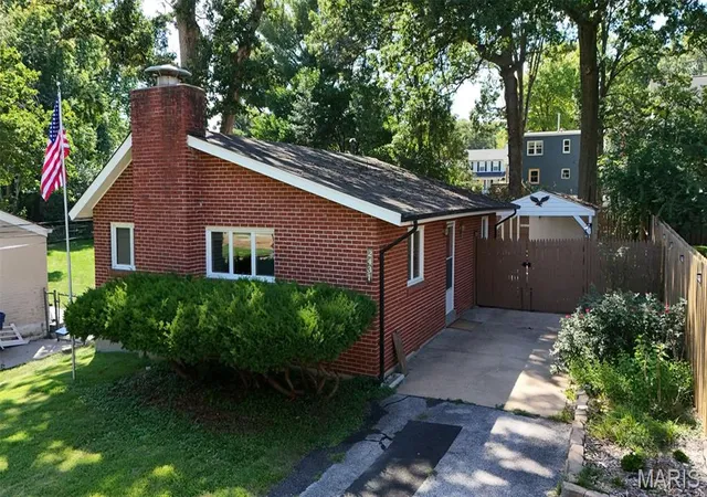 Photo 1 of Sale Pending at 2431 Bremerton Rd, Saint Louis, MO 63144 | MLS# MIS26055908 | Listing updated on 2026-09-11
