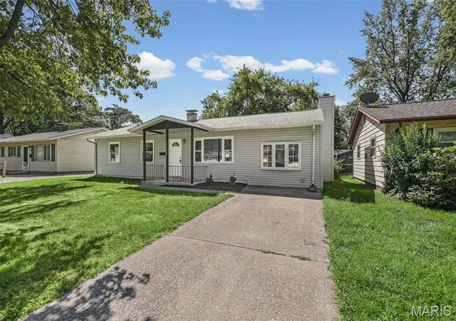 Photo 2 of Single family home for sale at 4102 N Park Dr, Belleville, IL 62226 | MLS# MIS26055973 | Listing updated on 2026-09-15