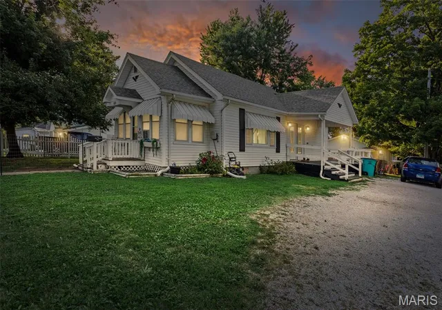 Photo 2 of Single family home for sale at 702 W Jefferson St, Pittsfield, IL 62363 | MLS# MIS26055989 | Listing updated on 2026-10-01