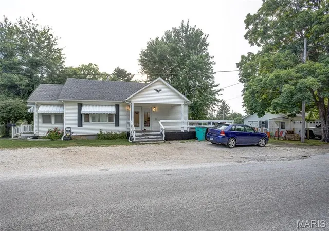 Photo 3 of Single family home for sale at 702 W Jefferson St, Pittsfield, IL 62363 | MLS# MIS26055989 | Listing updated on 2026-10-01