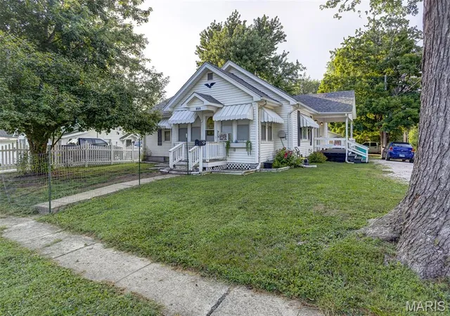 Photo 3 of Single family home for sale at 702 W Jefferson St, Pittsfield, IL 62363 | MLS# MIS26055989 | Listing updated on 2026-10-01