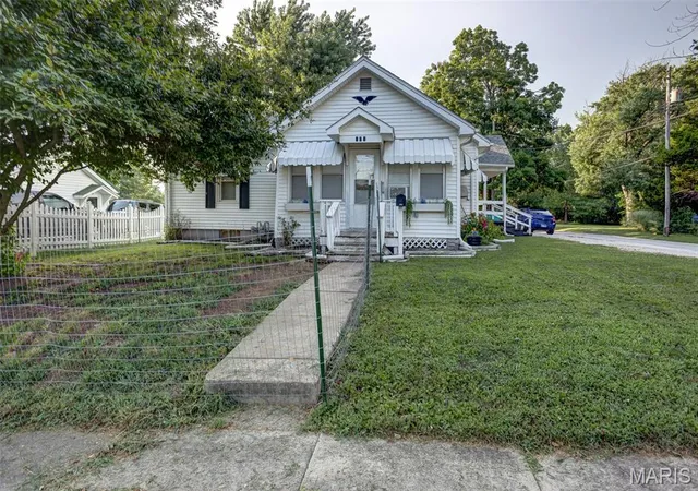 Photo 4 of Single family home for sale at 702 W Jefferson St, Pittsfield, IL 62363 | MLS# MIS26055989 | Listing updated on 2026-10-01