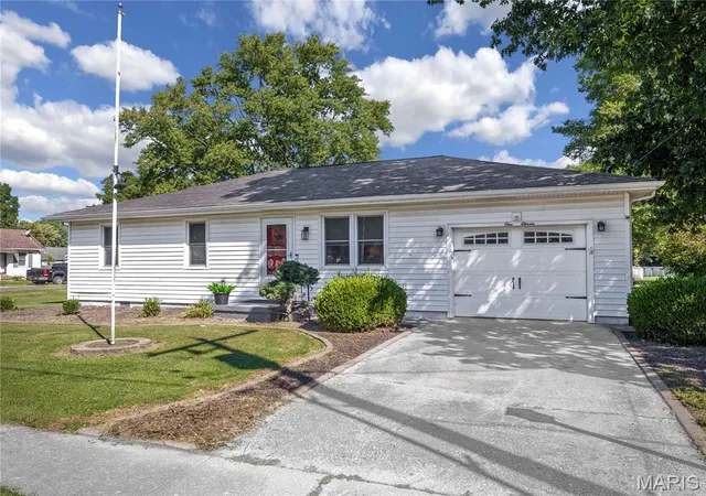 Photo 1 of Single family home for sale at 111 W Linden St, Marine, IL 62061 | MLS# MIS26056032 | Listing updated on 2026-09-14