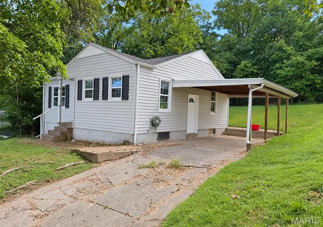 Photo 2 of Single family home for sale at 910 N Sprigg St, Cape Girardeau, MO 63701 | MLS# MIS26056042 | Listing updated on 2026-09-16