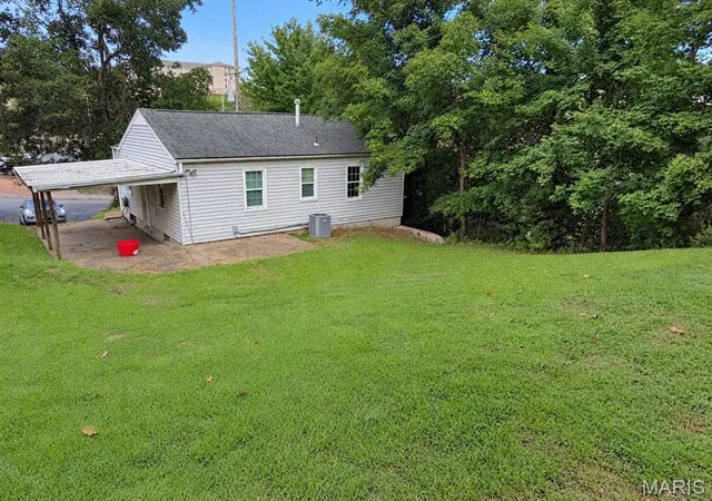 Photo 3 of Single family home for sale at 910 N Sprigg St, Cape Girardeau, MO 63701 | MLS# MIS26056042 | Listing updated on 2026-09-16
