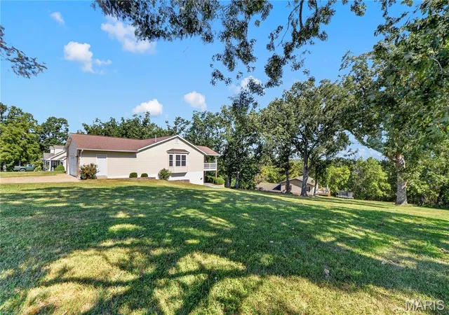 Photo 2 of Sale Pending at 207 Spring Lake Dr, De Soto, MO 63020 | MLS# MIS26056073 | Listing updated on 2026-09-11