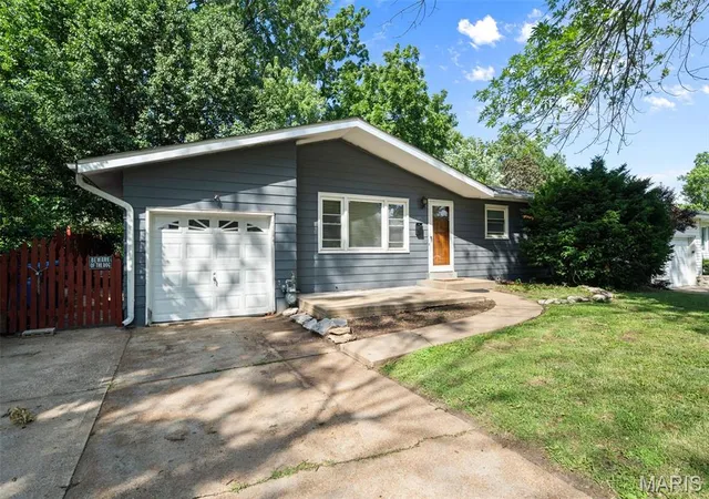 Photo 2 of Single family home for sale at 1245 Lindsay Ln, Florissant, MO 63031 | MLS# MIS26056137 | Listing updated on 2026-10-02