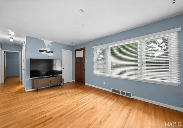 Photo 4 of Single family home for sale at 1245 Lindsay Ln, Florissant, MO 63031 | MLS# MIS26056137 | Listing updated on 2026-10-02