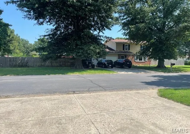 Photo 2 of Sale Pending at 902 Glenn Dr, Sikeston, MO 63801 | MLS# MIS26056235 | Listing updated on 2026-09-11