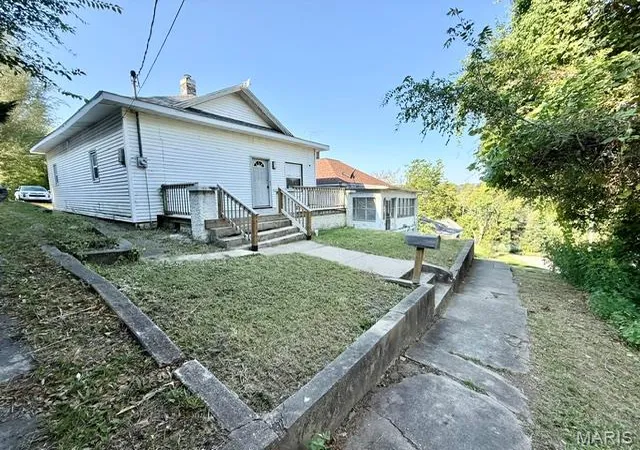 Photo 2 of Single family home for sale at 411 Smith St, Hannibal, MO 63401 | MLS# MIS26056276 | Listing updated on 2026-09-11