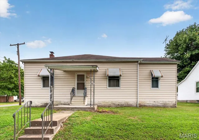 Photo 1 of Sale Pending at 401 S Van Buren St, New Athens, IL 62264 | MLS# MIS26056307 | Listing updated on 2026-10-06