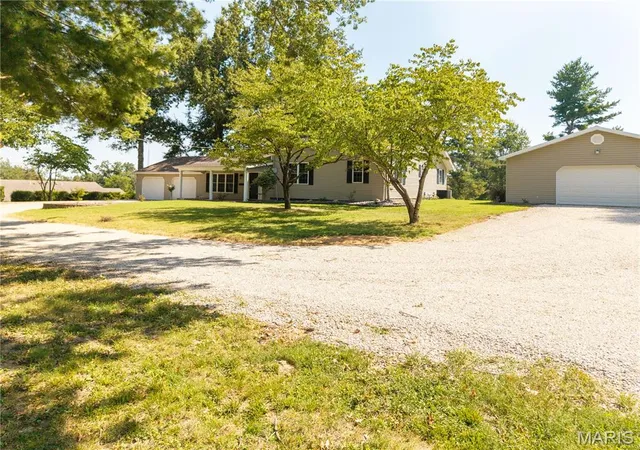 Photo 3 of Single family home for sale at 700 Feltz St, Perryville, MO 63775 | MLS# MIS26056348 | Listing updated on 2026-09-11