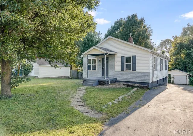 Photo 2 of Sale Pending at 717 Greenwood Pl, Collinsville, IL 62234 | MLS# MIS26056532 | Listing updated on 2026-09-08