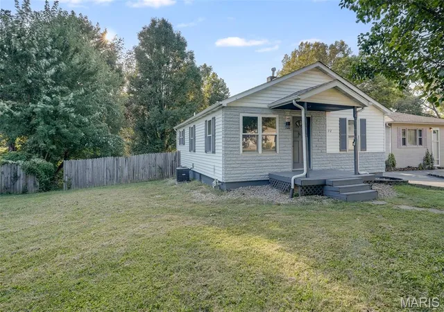 Photo 3 of Sale Pending at 717 Greenwood Pl, Collinsville, IL 62234 | MLS# MIS26056532 | Listing updated on 2026-09-08
