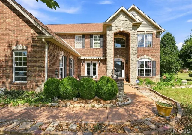 Photo 2 of Single family home for sale at 5025 Edinburg Ct, Columbia, IL 62236 | MLS# MIS26056550 | Listing updated on 2026-10-09