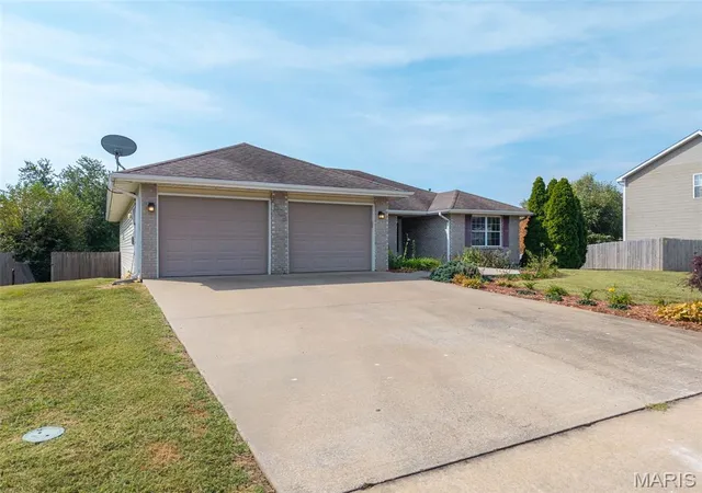 Photo 1 of Sale Pending at 1502 Preakness Dr, Columbia, MO 65202 | MLS# MIS26056557 | Listing updated on 2026-09-15
