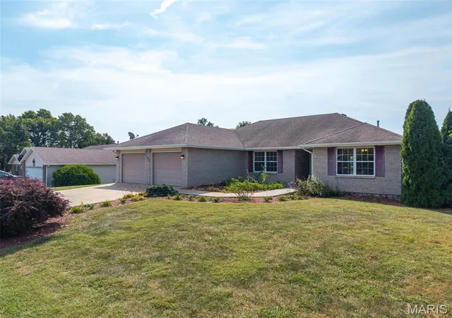 Photo 3 of Sale Pending at 1502 Preakness Dr, Columbia, MO 65202 | MLS# MIS26056557 | Listing updated on 2026-09-15