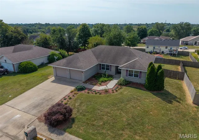 Photo 4 of Sale Pending at 1502 Preakness Dr, Columbia, MO 65202 | MLS# MIS26056557 | Listing updated on 2026-09-15