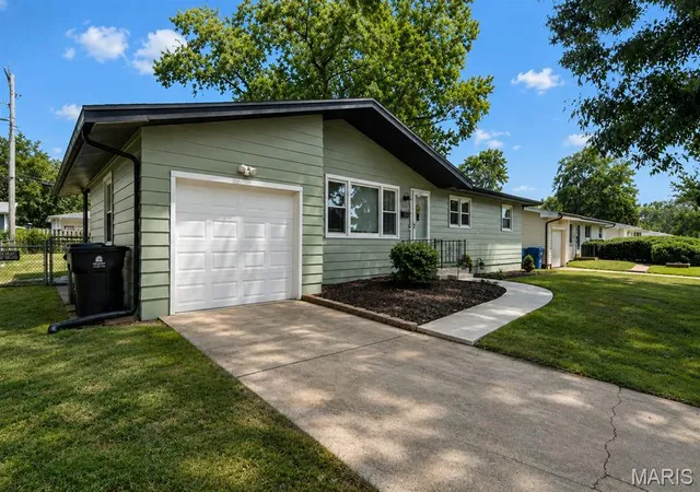 Photo 2 of Sale Pending at 1305 Lindsay Ln, Florissant, MO 63031 | MLS# MIS26056560 | Listing updated on 2026-09-14