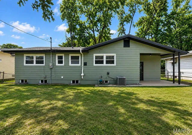 Photo 3 of Sale Pending at 1305 Lindsay Ln, Florissant, MO 63031 | MLS# MIS26056560 | Listing updated on 2026-09-14