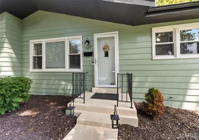 Photo 3 of Sale Pending at 1305 Lindsay Ln, Florissant, MO 63031 | MLS# MIS26056560 | Listing updated on 2026-09-14