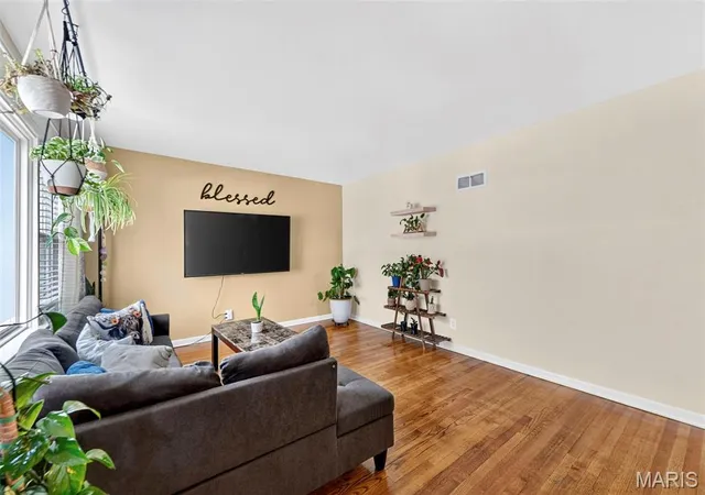 Photo 4 of Sale Pending at 1305 Lindsay Ln, Florissant, MO 63031 | MLS# MIS26056560 | Listing updated on 2026-09-14