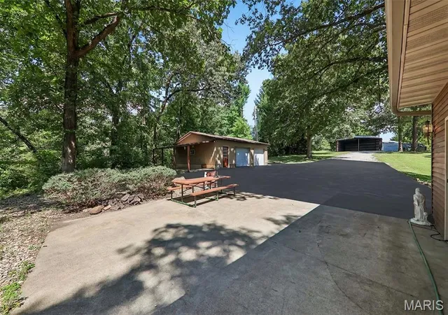 Photo 4 of Single family home for sale at 11706 Walshville Trl, Hillsboro, IL 62049 | MLS# MIS26056570 | Listing updated on 2026-10-23