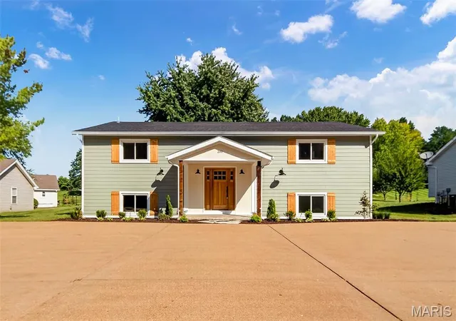 Photo 2 of Single family home for sale at 200 Park Charles Blvd, Saint Peters, MO 63376 | MLS# MIS26056689 | Listing updated on 2026-10-07