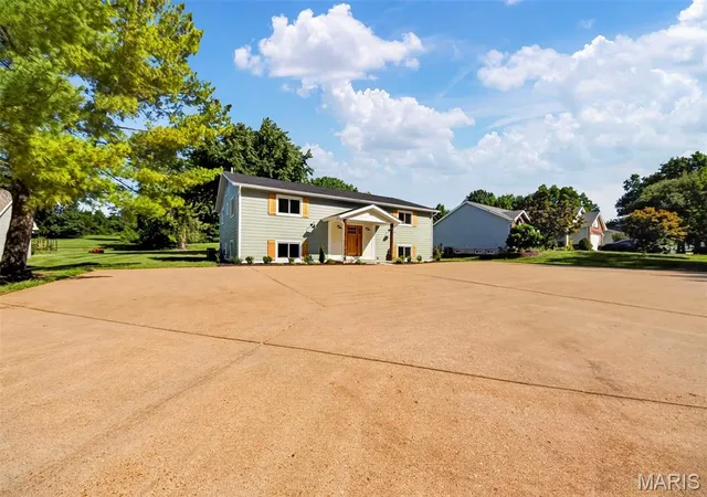 Photo 3 of Single family home for sale at 200 Park Charles Blvd, Saint Peters, MO 63376 | MLS# MIS26056689 | Listing updated on 2026-10-07