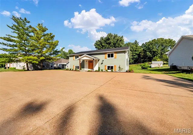 Photo 3 of Single family home for sale at 200 Park Charles Blvd S, Saint Peters, MO 63376 | MLS# MIS26056689 | Listing updated on 2026-10-19