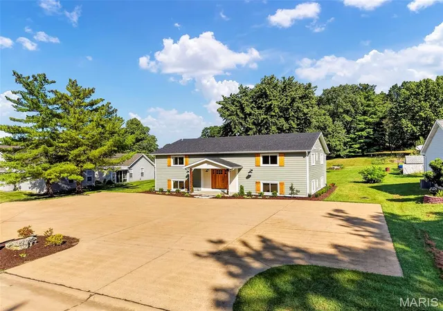 Photo 4 of Single family home for sale at 200 Park Charles Blvd S, Saint Peters, MO 63376 | MLS# MIS26056689 | Listing updated on 2026-10-19
