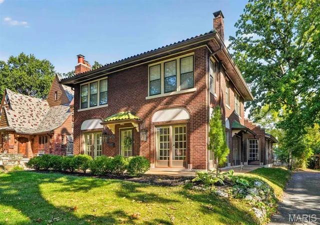 Photo 2 of Single family home for sale at 7035 Forsyth Blvd, Saint Louis, MO 63105 | MLS# MIS26056716 | Listing updated on 2026-09-12