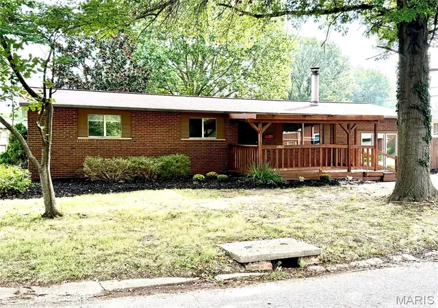 Photo 1 of Sale Pending at 4821 Wick Mor Dr, Alton, IL 62002 | MLS# MIS26056837 | Listing updated on 2026-09-12