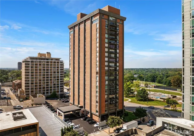 Condo for sale at 200 S Brentwood Blvd #6F, Saint Louis, MO 63105 | MLS# MIS26056875