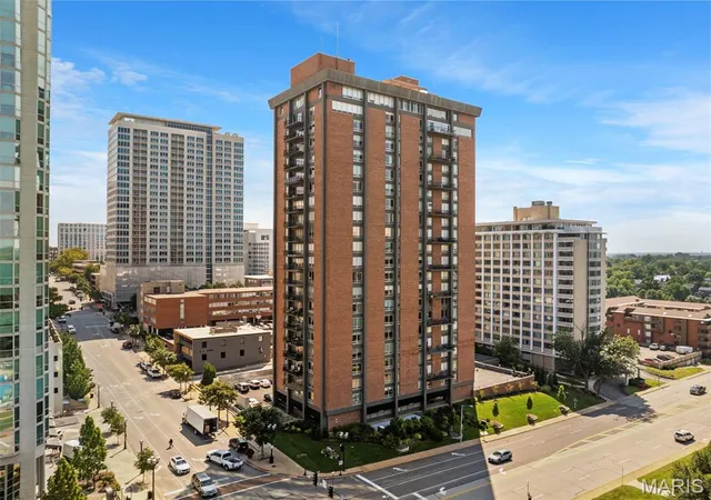 Photo 2 of Condo for sale at 200 S Brentwood Blvd #6F, Saint Louis, MO 63105 | MLS# MIS26056875 | Listing updated on 2026-09-10