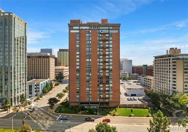 Photo 3 of Condo for sale at 200 S Brentwood Blvd #6F, Saint Louis, MO 63105 | MLS# MIS26056875 | Listing updated on 2026-09-10