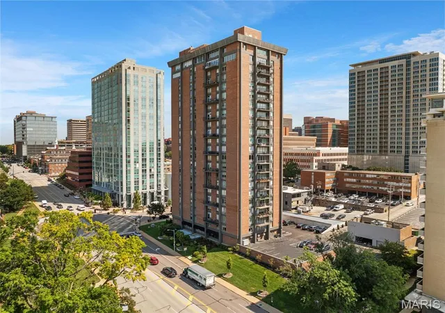 Listing Photo 4 - Condo for sale in building located at 200 S Brentwood Blvd, Clayton, MO 63105 - Unit #6F