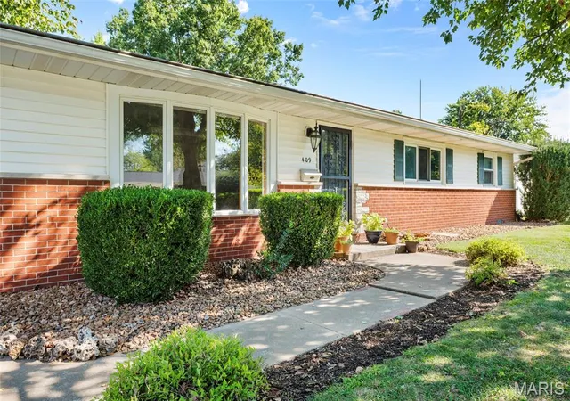 Photo 2 of Single family home for sale at 409 W Poplar St, Mascoutah, IL 62258 | MLS# MIS26056943 | Listing updated on 2026-09-13